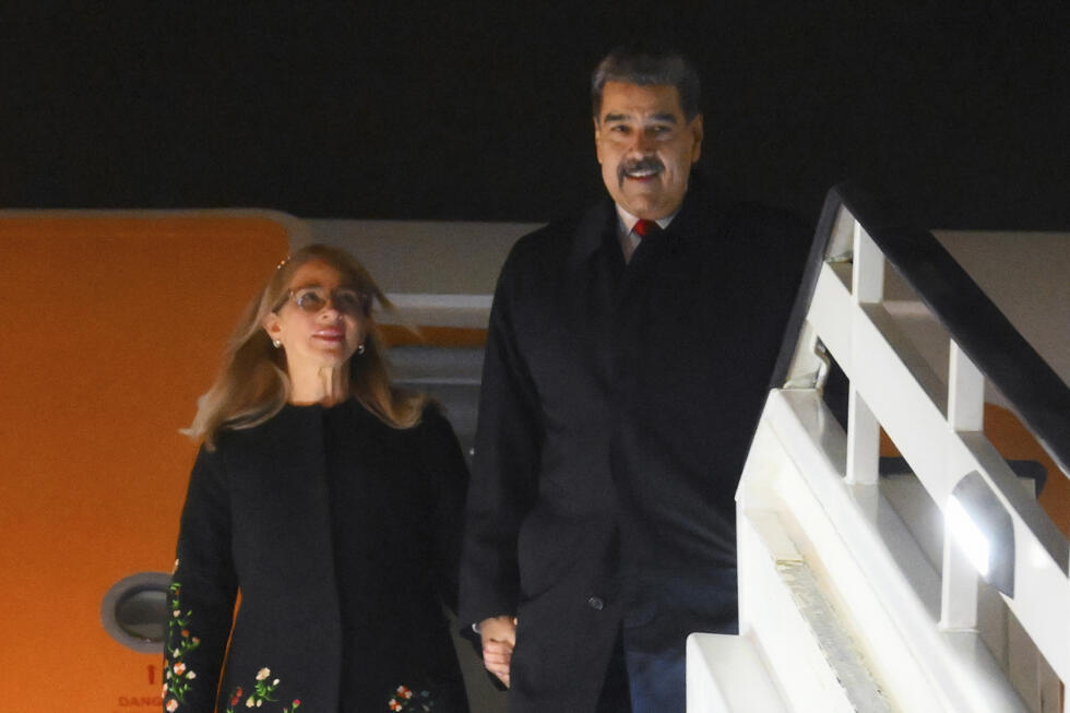 El presidente venezolano Nicolás Maduro, a la derecha, y su esposa Cilia Flores bajan de un avión a su llegada al aeropuerto de Vnukovo antes de las celebraciones del 80.º aniversario de la victoria de la Unión Soviética sobre la Alemania nazi durante la Segunda Guerra Mundial, en Moscú, Rusia, el miércoles 7 de mayo de 2025.