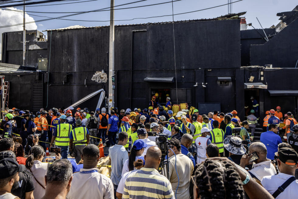 Les sauveteurs travaillant sur les lieux de l'accident, le 8 avril 2025 à Saint-Domingue