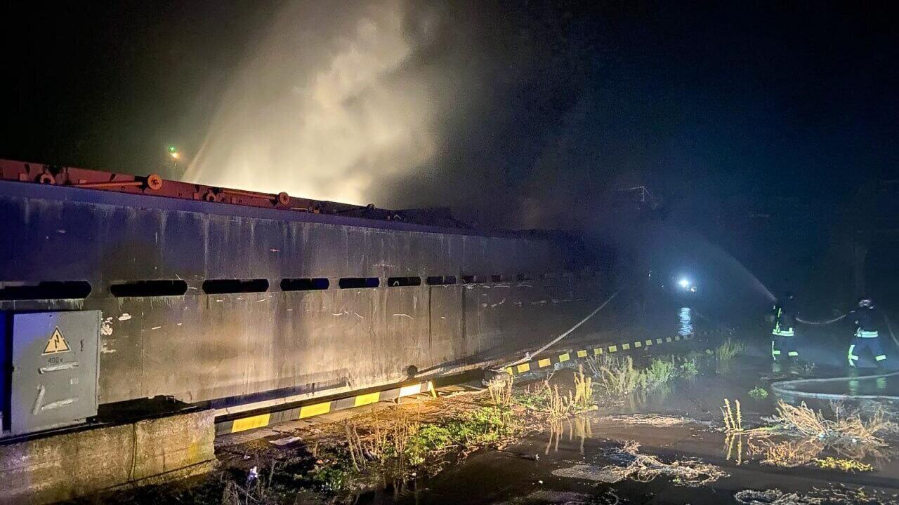 Les pompiers tentent d'éteindre un incendie après une frappe russe à Odessa, le 23 décembre 2025.