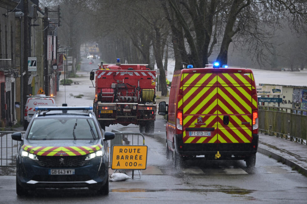Des pompiers se dirigent vers une rue inondée près du débordement de la Vilaine à Redon, le 29 janvier 2025.