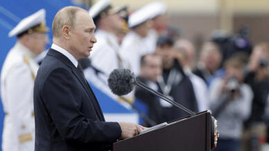El presidente de Rusia, Vladimir Putin, pronuncia un discurso durante un desfile que conmemora el Día de la Marina en San Petersburgo, Rusia, el 31 de julio de 2022.