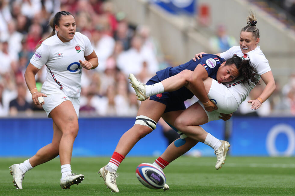 La troisième ligne française Teani Feleu (en bleu) plaque une Anglaise lors du tournoi des Six nations 2025.