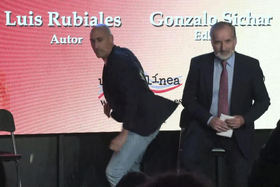 Captura de video del momento en el que Luis Rubiales, expresidente de la Real Federación Española de Fútbol, fue atacado por un hombre que le tiró huevos durante la presentación este jueves de su libro "Matar a Rubiales". Al grito de "sinvergüenza", un hombre irrumpió en el acto y lanzó dos huevos que esquivó Rubiales. El atacante fue reducido y sacado de la sala y el acto continúa sin más incidentes.
