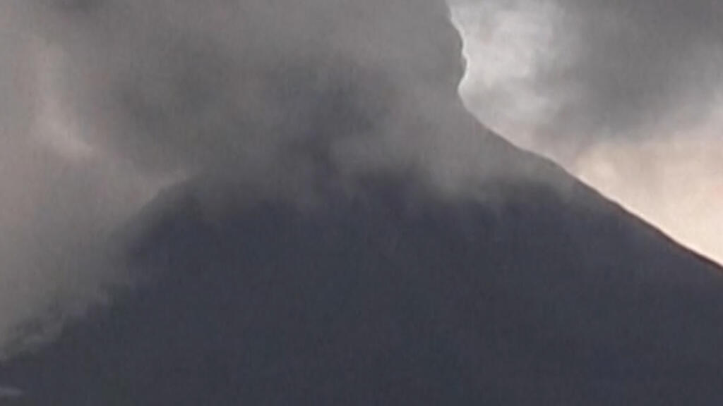 Indonésie : le volcan Lewotobi Laki-Laki entre en éruption