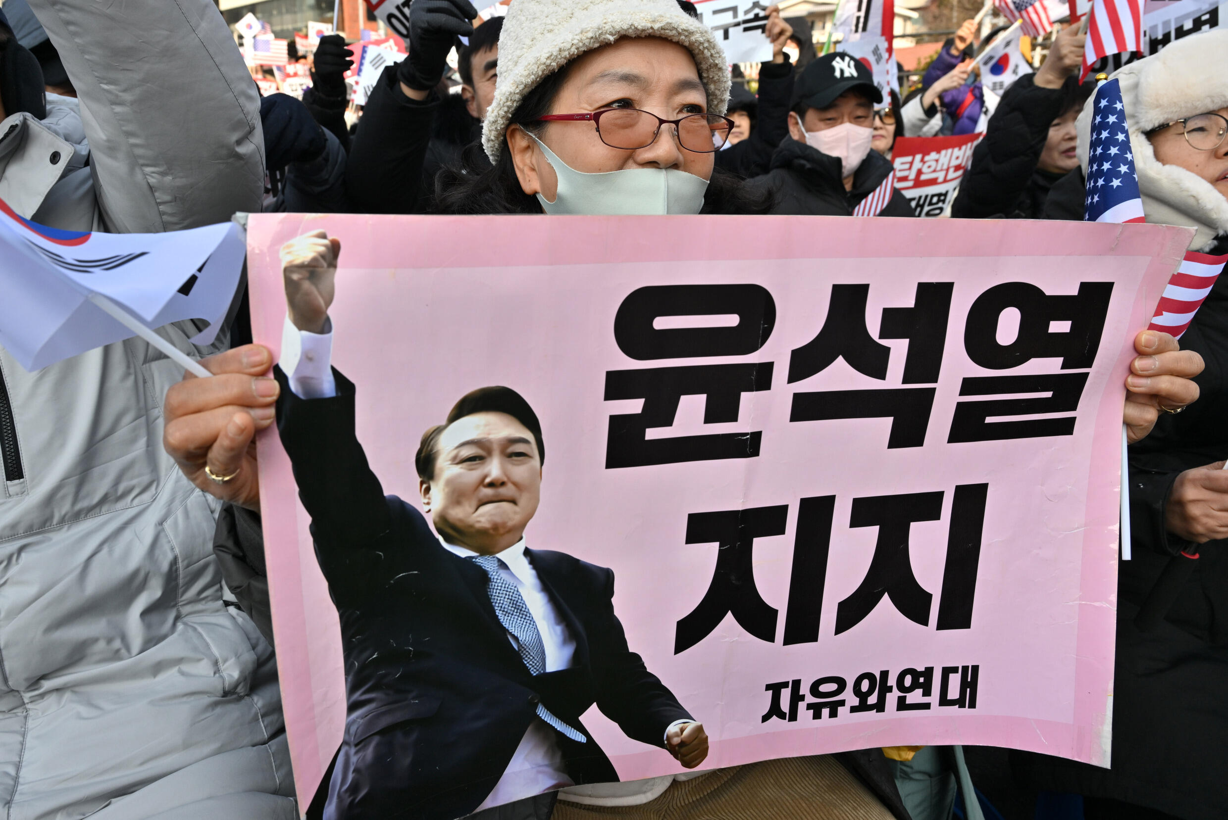 Des partisans du président sud-coréen déchu Yoon Suk Yeol manifestent près sa résidence à Séoul, le 1er janvier 2025.