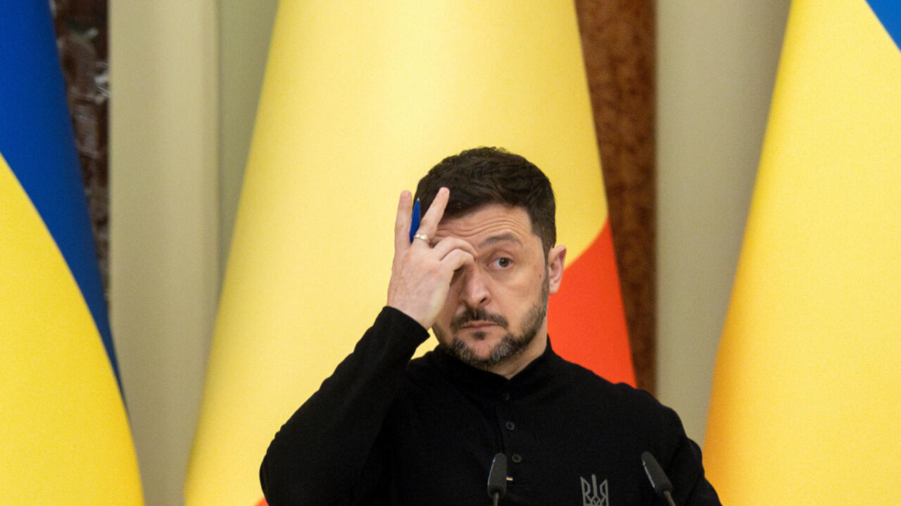 El presidente ucraniano, Volodymyr Zelenskiy, asiste a una rueda de prensa con el primer ministro belga, Bart De Wever (no en la foto), en Kiev, Ucrania, el 8 de abril de 2025.