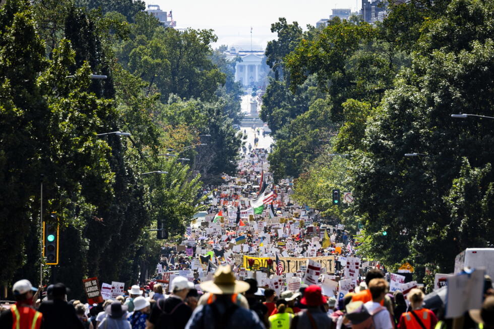 Manifestantes marchan contra el despliegue de fuerzas federales de seguridad por parte de Trump en Washington D. C., por la calle 16 hasta la Casa Blanca, en Washington D. C., EE. UU., el 6 de septiembre de 2025.