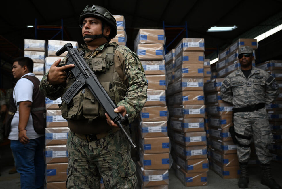 Un soldat équatorien monte la garde devant du matériel électoral avant sa distribution pour la présidentielle à Guayaquil, le 12 avril 2025