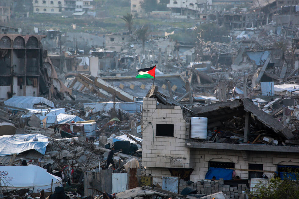 Un drapeau palestinien flotte au milieu des ruines, à Beit Lahia, dans le nord de la bande de Gaza, le 4 mars 2025