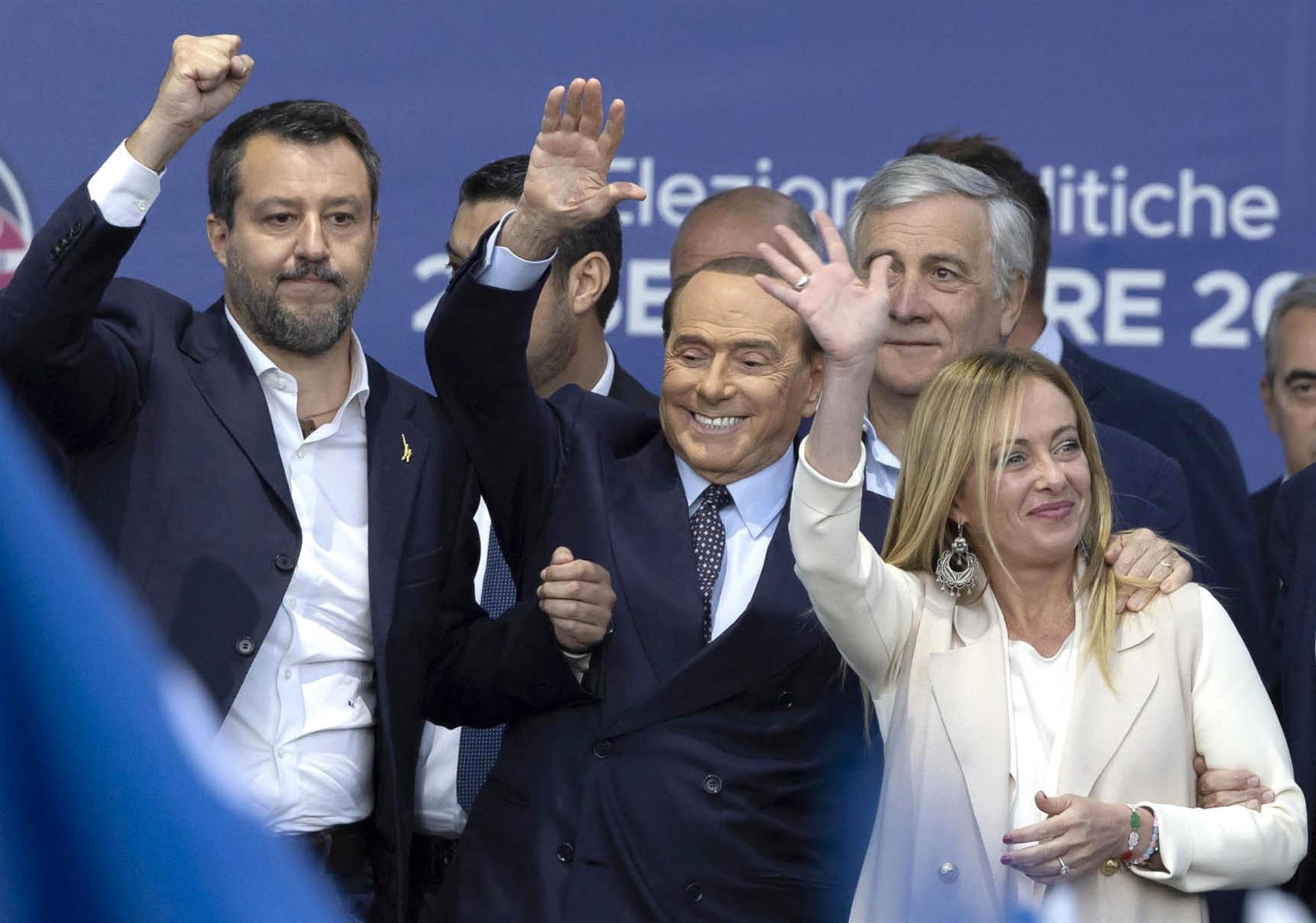 (De izquierda a derecha) El líder de la Lega, Matteo Salvini, el líder de Forza Italia, Silvio Berlusconi, y la líder de Fratelli d'Italia, Giorgia Meloni, saludan a sus seguidores durante un mitin conjunto de los partidos de derecha de Italia en la Piazza del Popolo, en Roma, Italia, el 22 de septiembre de 2022.