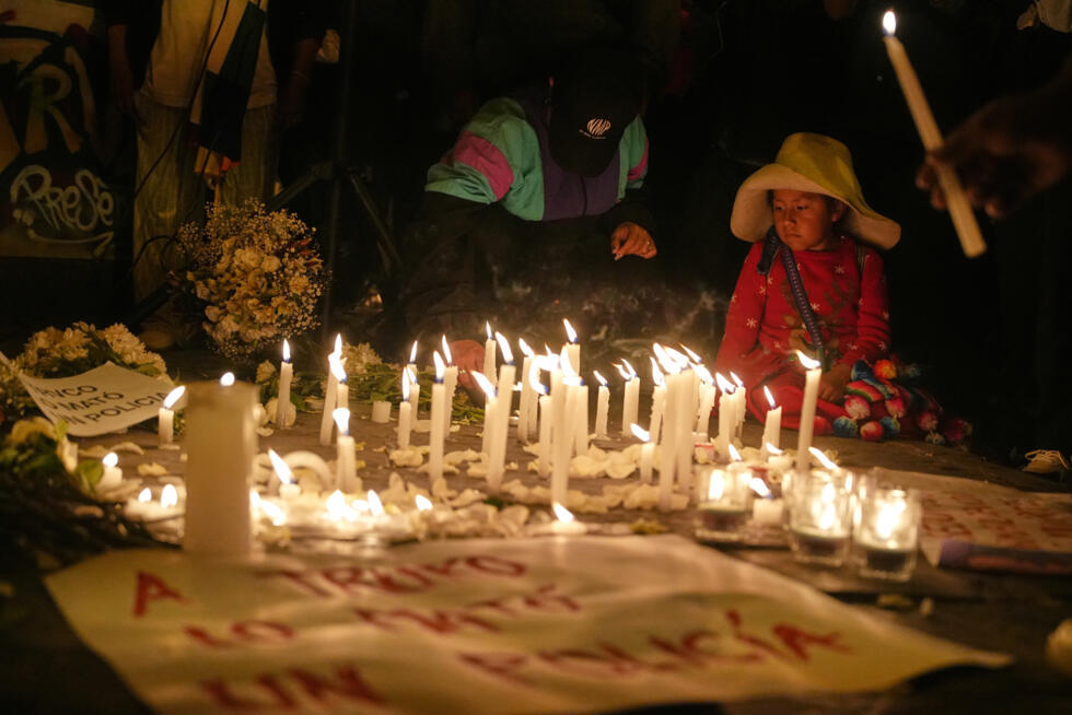 Manifestantes honran la memoria de Eduardo Ruiz Sanz, un manifestante que murió durante una protesta contra el presidente interino José Jerí, en Lima, Perú, el 16 de octubre de 2025.
