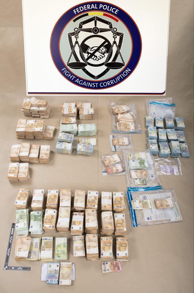 Η βελγική αστυνομία έδωσε στη δημοσιότητα φωτογραφίες 1,5 εκατομμυρίου ευρώ σε μετρητά που βρέθηκαν σε επιδρομές σε σπίτια Ευρωπαίων πολιτικών.