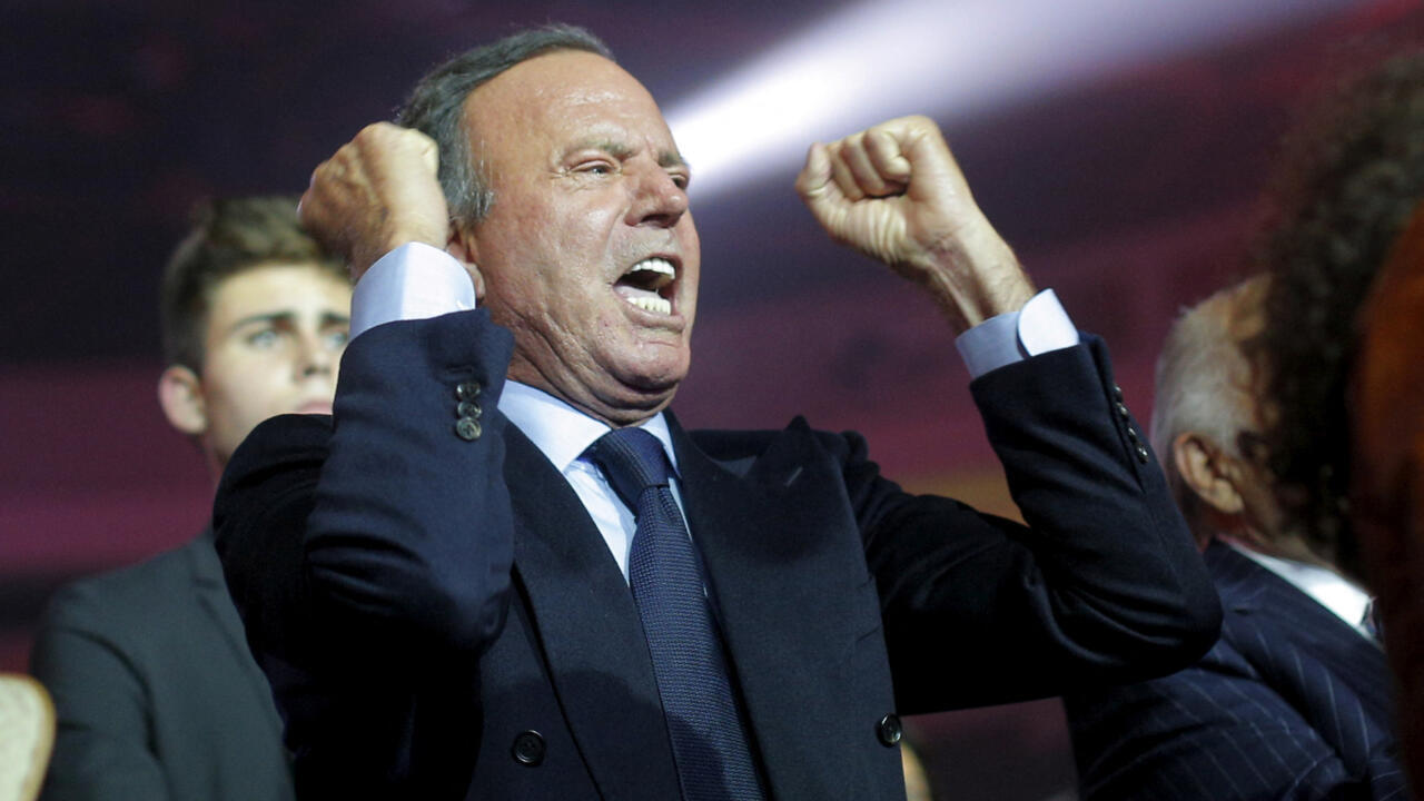 النيابة الإسبانية تحفظ شكوى التحرش والإتجار بالبشر ضد المطرب خوليو إغليسياس لعدم الاختصاص