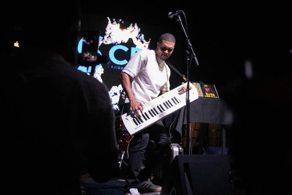 Un musicien de compas dans un hôtel de Port-au-Prince, capitale d'Haïti, le 7 décembre 2025