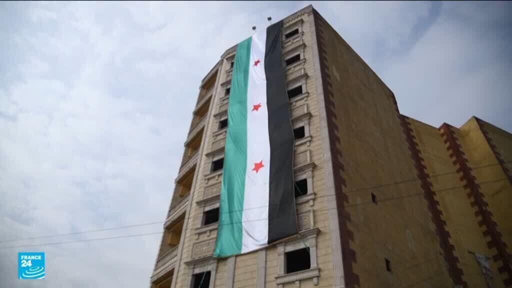 للمرة الأولى منذ سقوط الأسد.. رفع العلم السوري في الرقة بعد دخول القوات الحكومية إلى المدينة