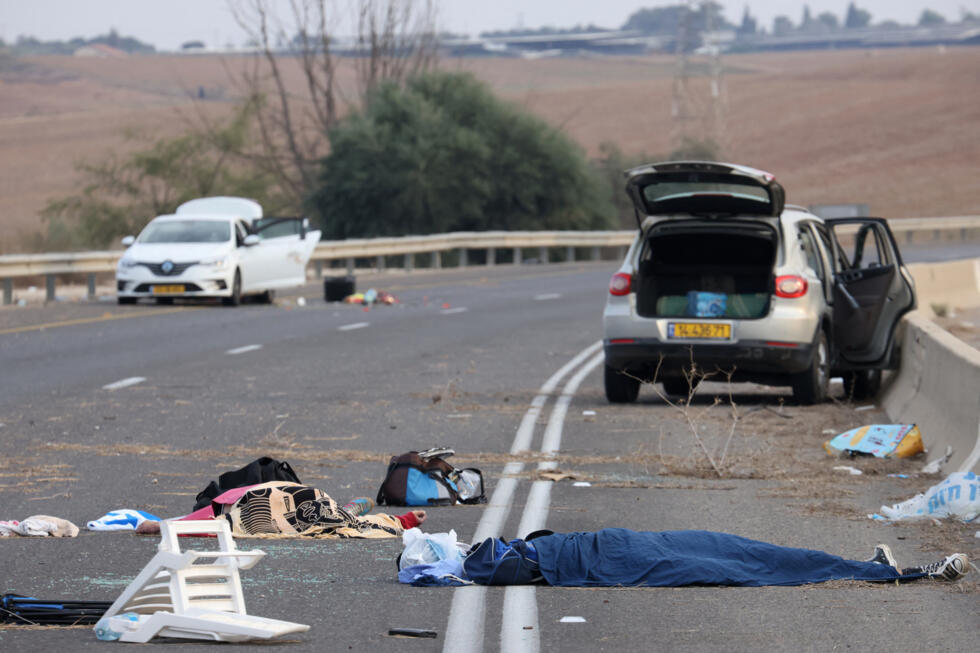 Los cadáveres yacen en una carretera principal cerca del kibutz Gevim, cerca de la frontera con Gaza el 7 de octubre de 2023. Militantes palestinos han comenzado una "guerra" contra Israel, en la que se infiltraron por aire, mar y tierra desde la bloqueada Franja de Gaza, dijeron funcionarios israelíes. dijo, una importante escalada en el conflicto palestino-israelí.