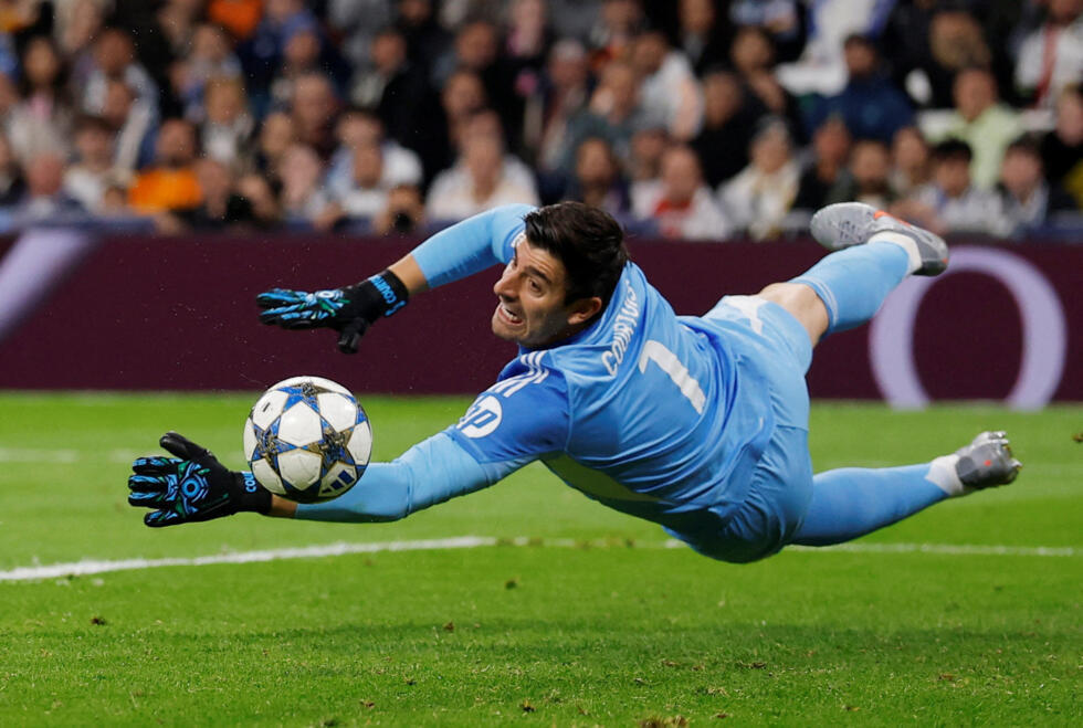 Thibaut Courtois, gardien du Real Madrid, effectue un arrêt lors du match de Ligue des champions contre Manchester City, à Santiago Bernabeu, Madrid, en Espagne, le 10 décembre 2025
