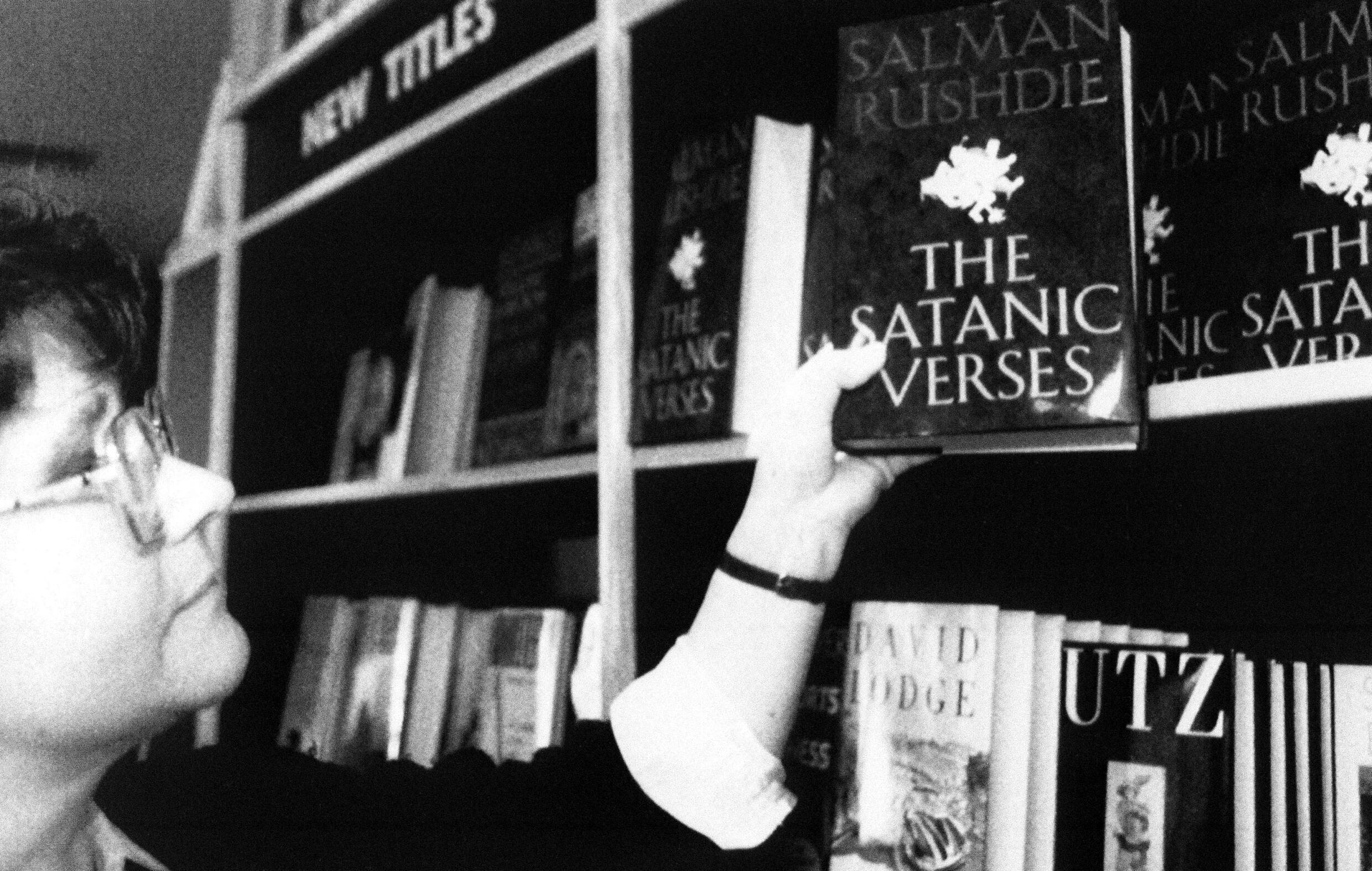 Una dependienta coloca un ejemplar del libro de Salman Rushdie "Los versos satánicos" en una estantería de una librería de Londres, el 16 de febrero de 1989.