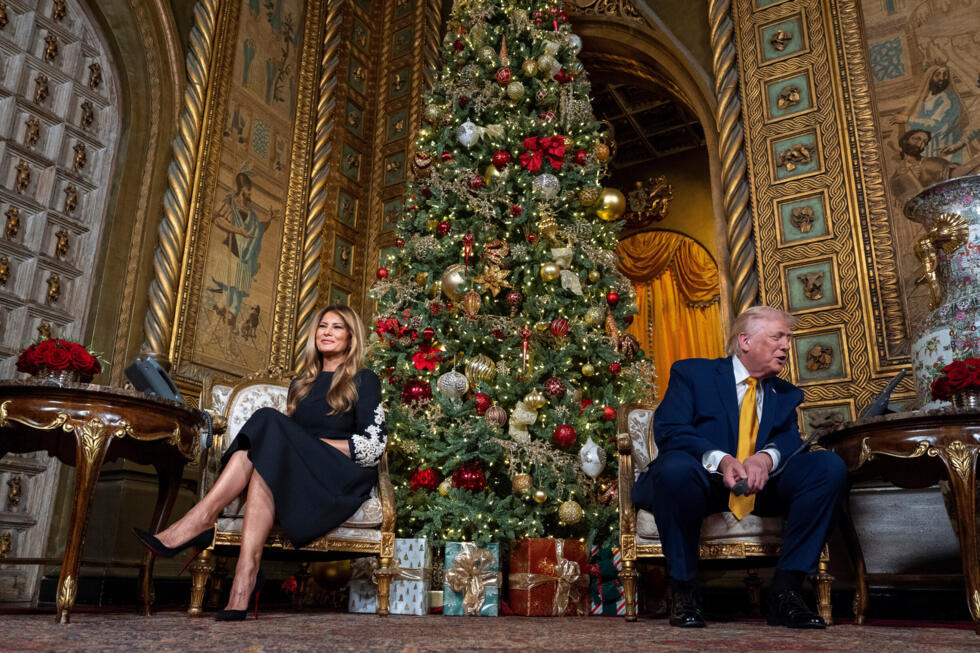 Le président Donald Trump s'exprime en compagnie de la Première Dame Melania Trump lors d'une conférence téléphonique à Mar-a-Lago, le 24 décembre 2025.