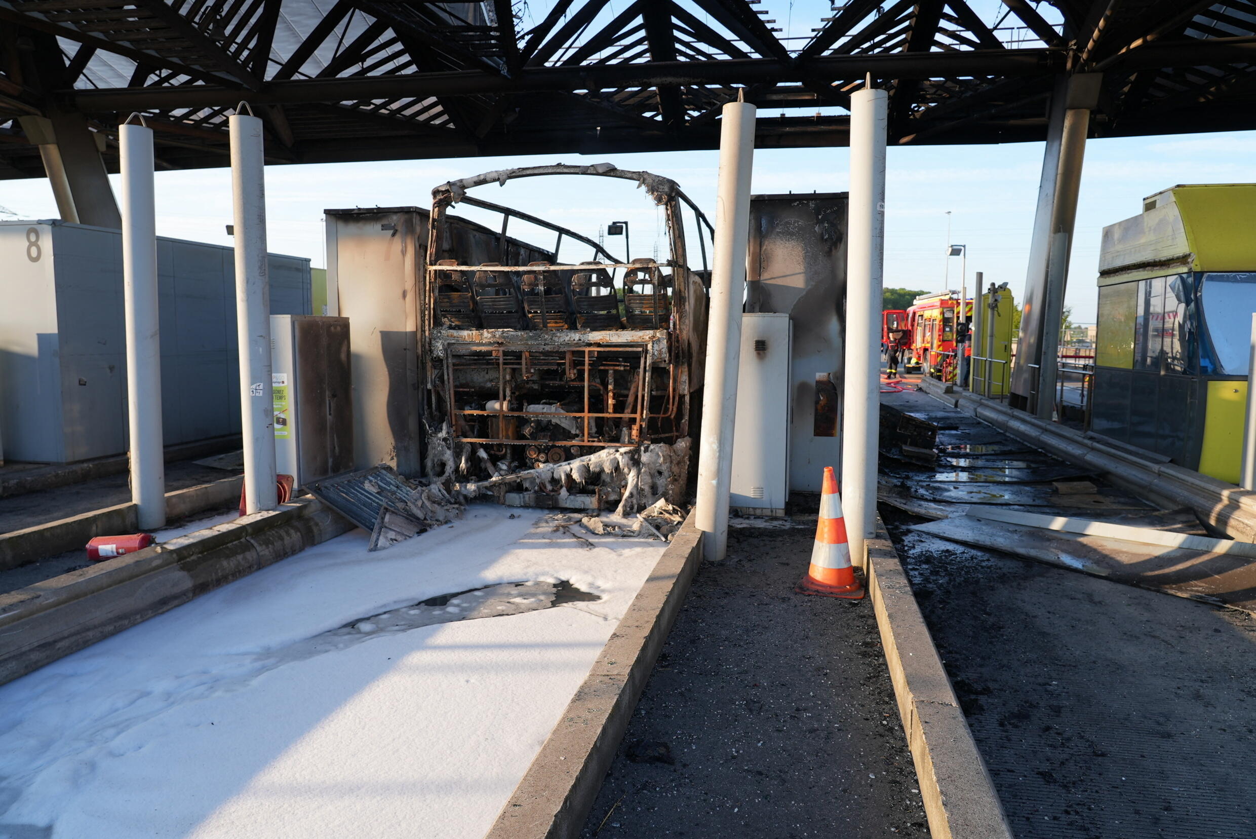 Les restes calcinés d'un autobus se trouvent à un péage de l'autoroute A1 à Fresnes-les-Montauban, dans le nord de la France, après un affrontement sur la chaussée entre des supporters du Paris Saint-Germain (PSG) et de l'Olympique Lyonnais (OL) qui se rendaient à Villeneuve d'Ascq, près de Lille, pour la finale de la Coupe de France de football, le 25 mai 2024.