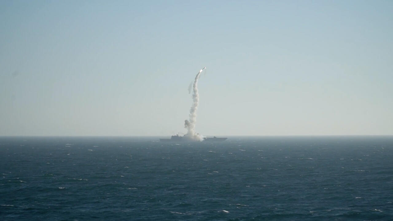 Rusia prueba misiles hipersónicos en el Ártico mientras drones ucranianos atacan refinerías rusas