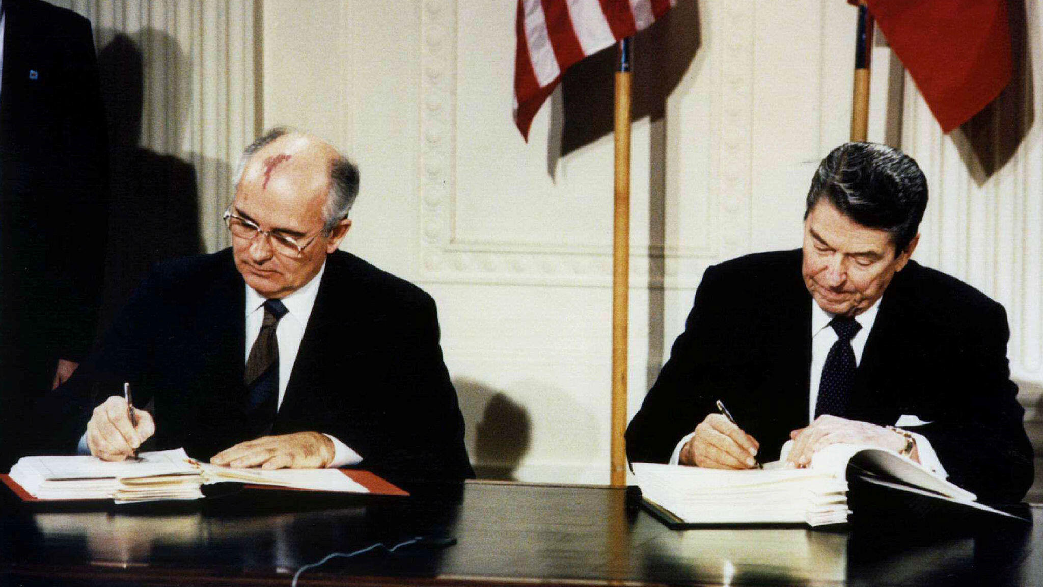 El fallecido presidente estadounidense Ronald Reagan (derecha) y el ex líder soviético Mijaíl Gorbachov firman el Tratado de Armas Nucleares de Alcance Intermedio (INF) en la Casa Blanca, el 8 de diciembre de 1987.