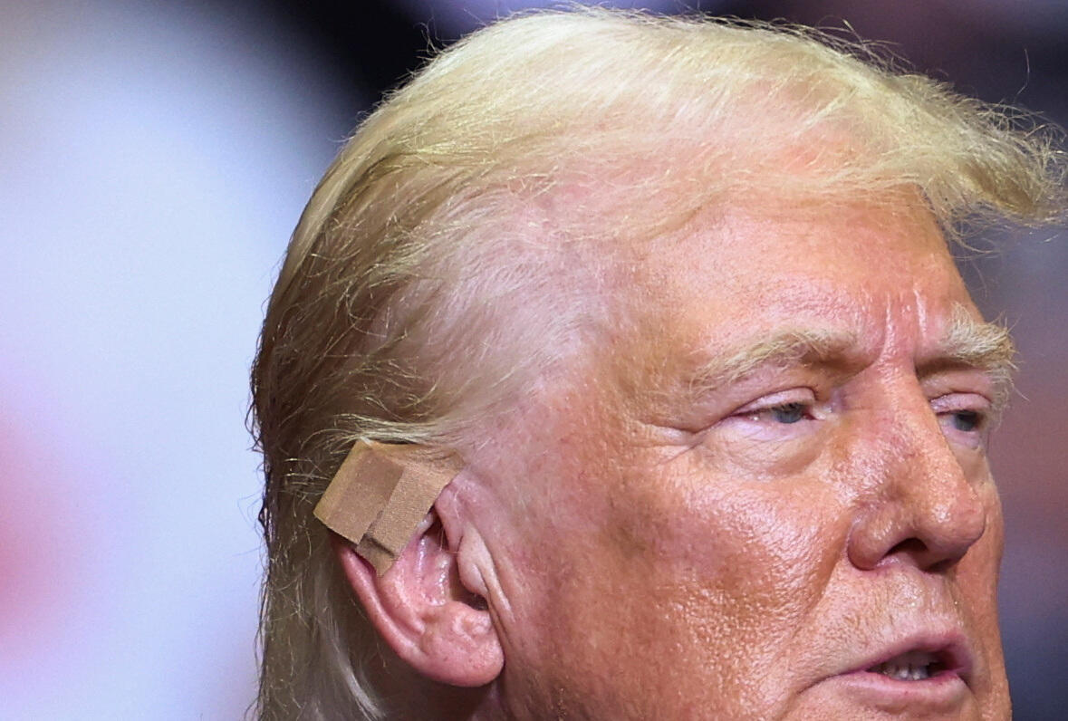 El candidato presidencial republicano y ex presidente de Estados Unidos, Donald Trump, lleva un vendaje de color carne en la oreja mientras celebra un mitin de campaña por primera vez con su compañero de fórmula, el candidato republicano a la vicepresidencia, el senador estadounidense J.D. Vance (R-OH), en Grand Rapids, Michigan, Estados Unidos, el 20 de julio de 2024.