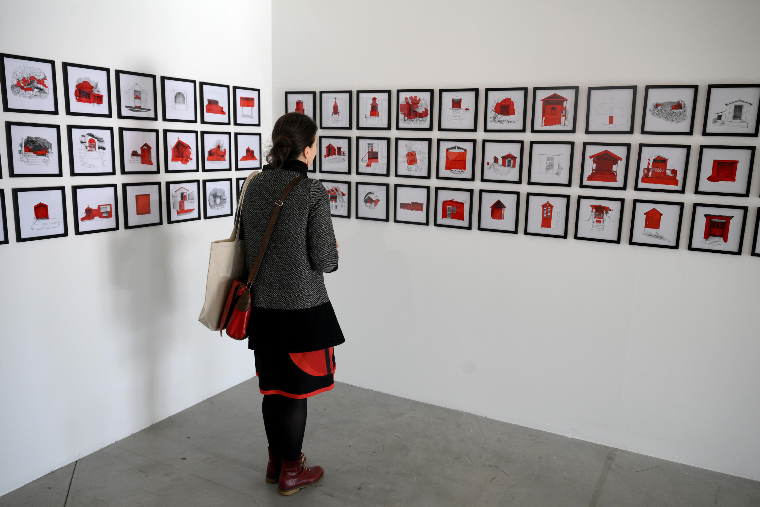 Une femme devant des oeuvres des artistes Kid Kreol et Boogie, lors de l'exposition "Un champ d'îles", à Marseille, le 2 février 2024