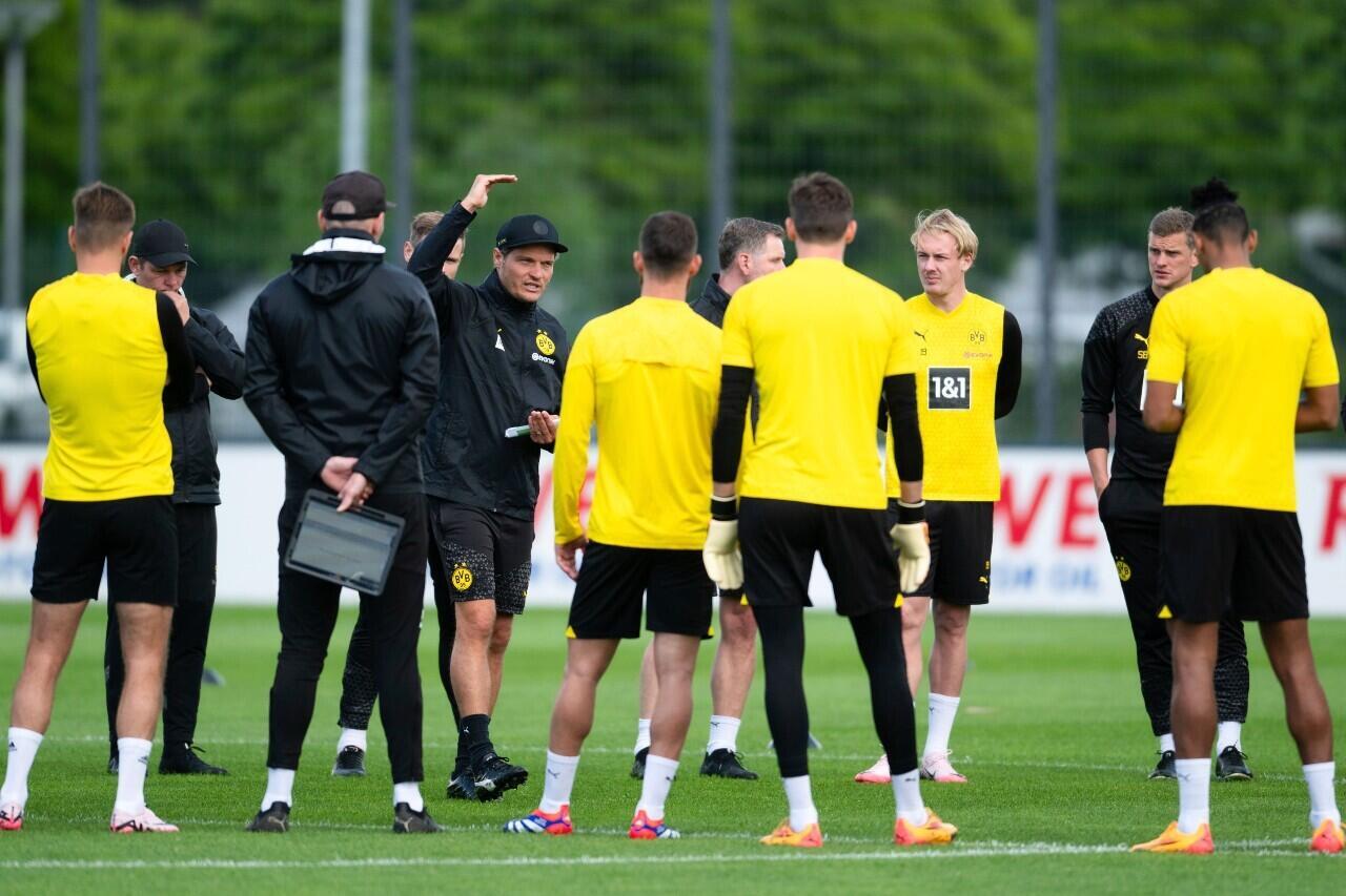 El técnico de Borussia Dortmund, Edin Terzic, imparte instrucciones a sus jugadores durante un entrenamiento en Colonia, Alemania, el 28 de mayo de 2024, de cara a la UEFA Champions League
