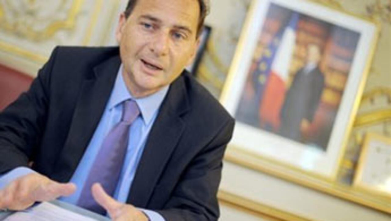 Besson enterre les tests ADN, les associations se réjouissent - France 24