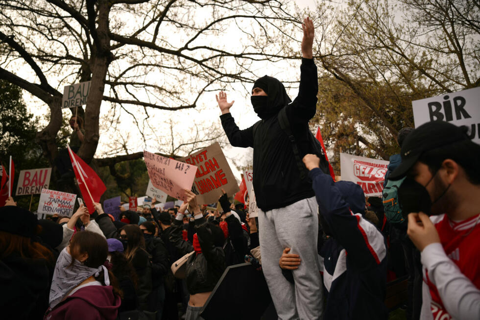 Des étudiants manifestent en soutien au maire d'Istanbul, le 25  mars 2025 à Istanbul, en Turquie.