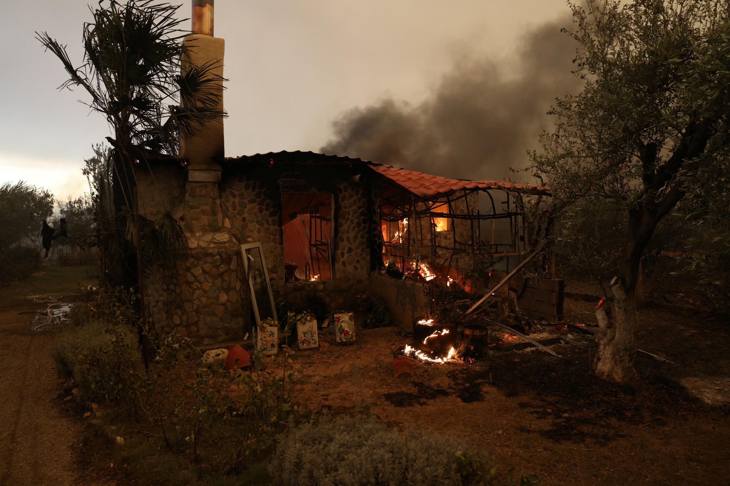 Se ve una casa en llamas mientras arde un incendio forestal, en el pueblo de Dikella, cerca de Alexandroupolis, en la región de Evros, Grecia, el 22 de agosto de 2023. REUTERS/Alexandros Avramidis