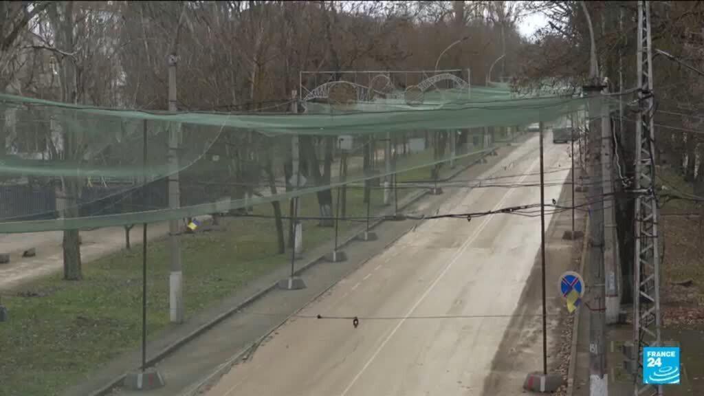 Ukraine : sous l'angoisse des drones à Kherson, des habitants se protègent avec des filets de pêches