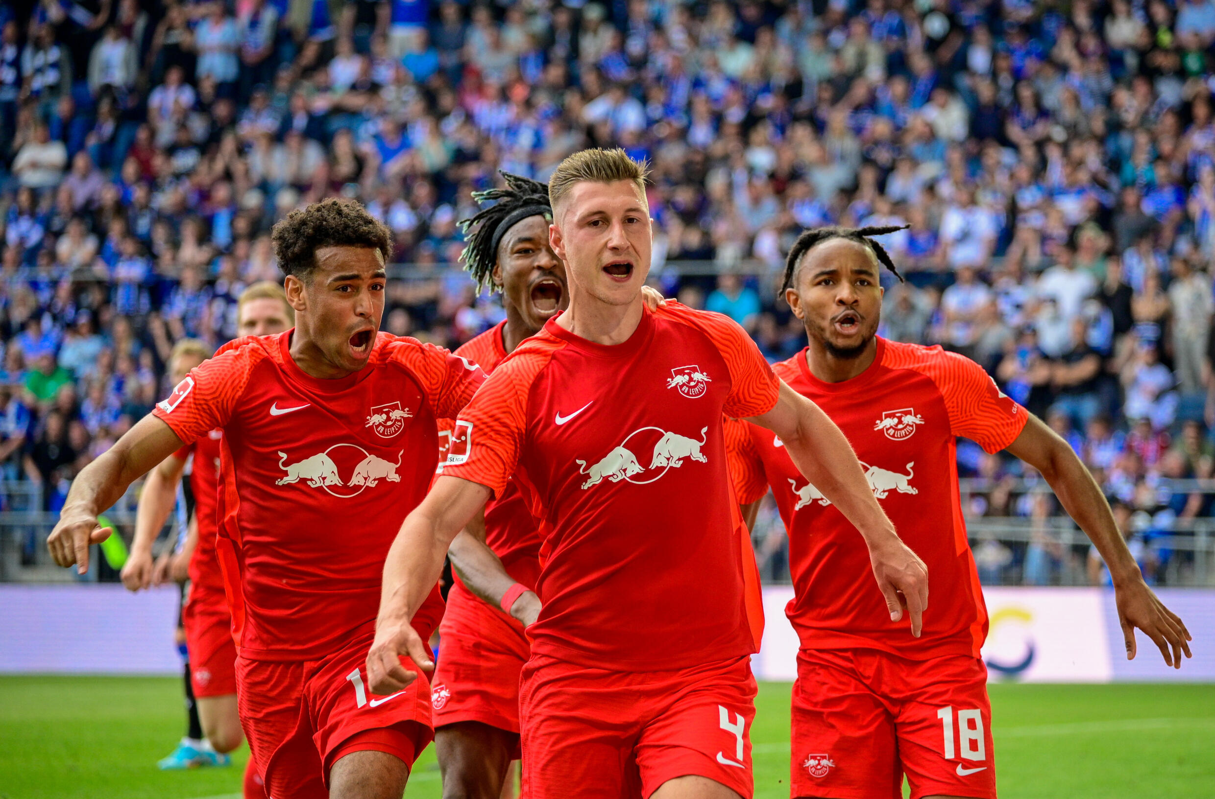 Freudenausbruch der Spieler von RB Leipzig nach dem Ausgleich von Willie Orban (N.4) am 14. Mai 2022 in Bielefeld