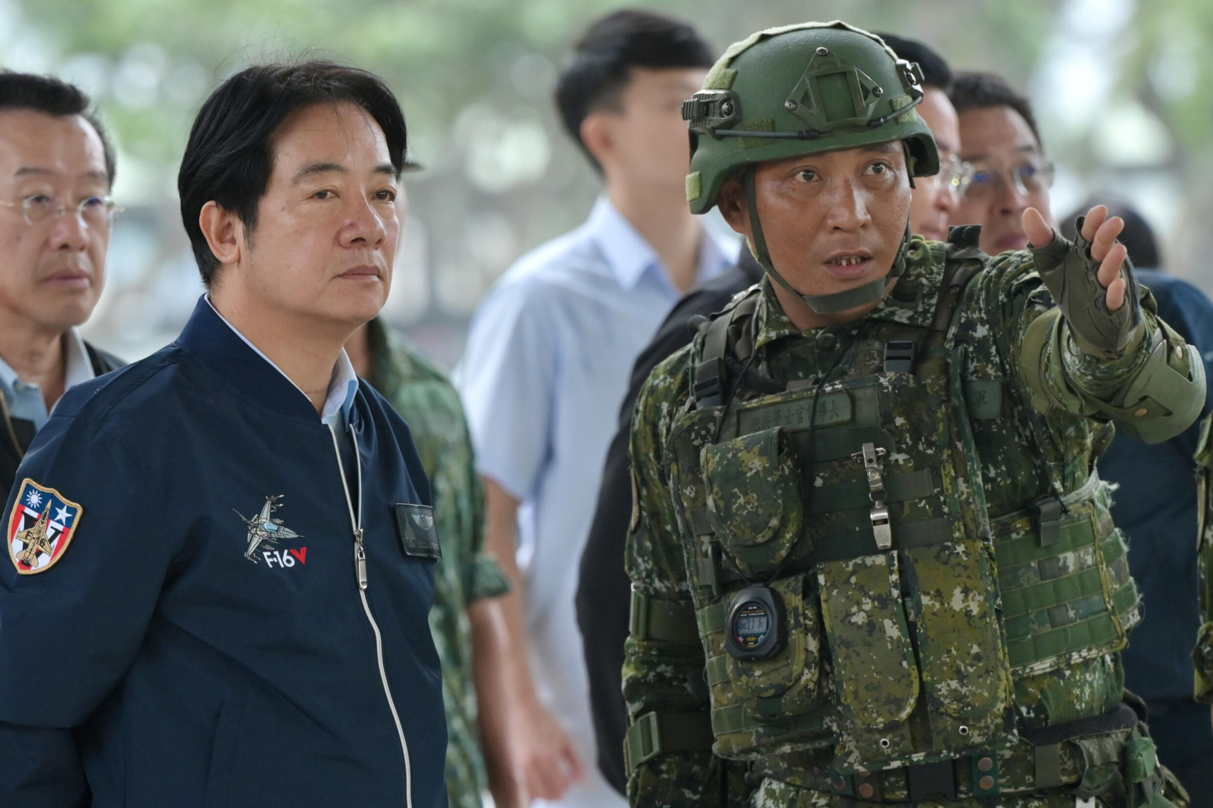 Le président taïwanais Lai Ching-te (à gauche) écoute un officier de l'armée taïwanaise, le 28 mai 2024 à Hualien (Taïwan).
