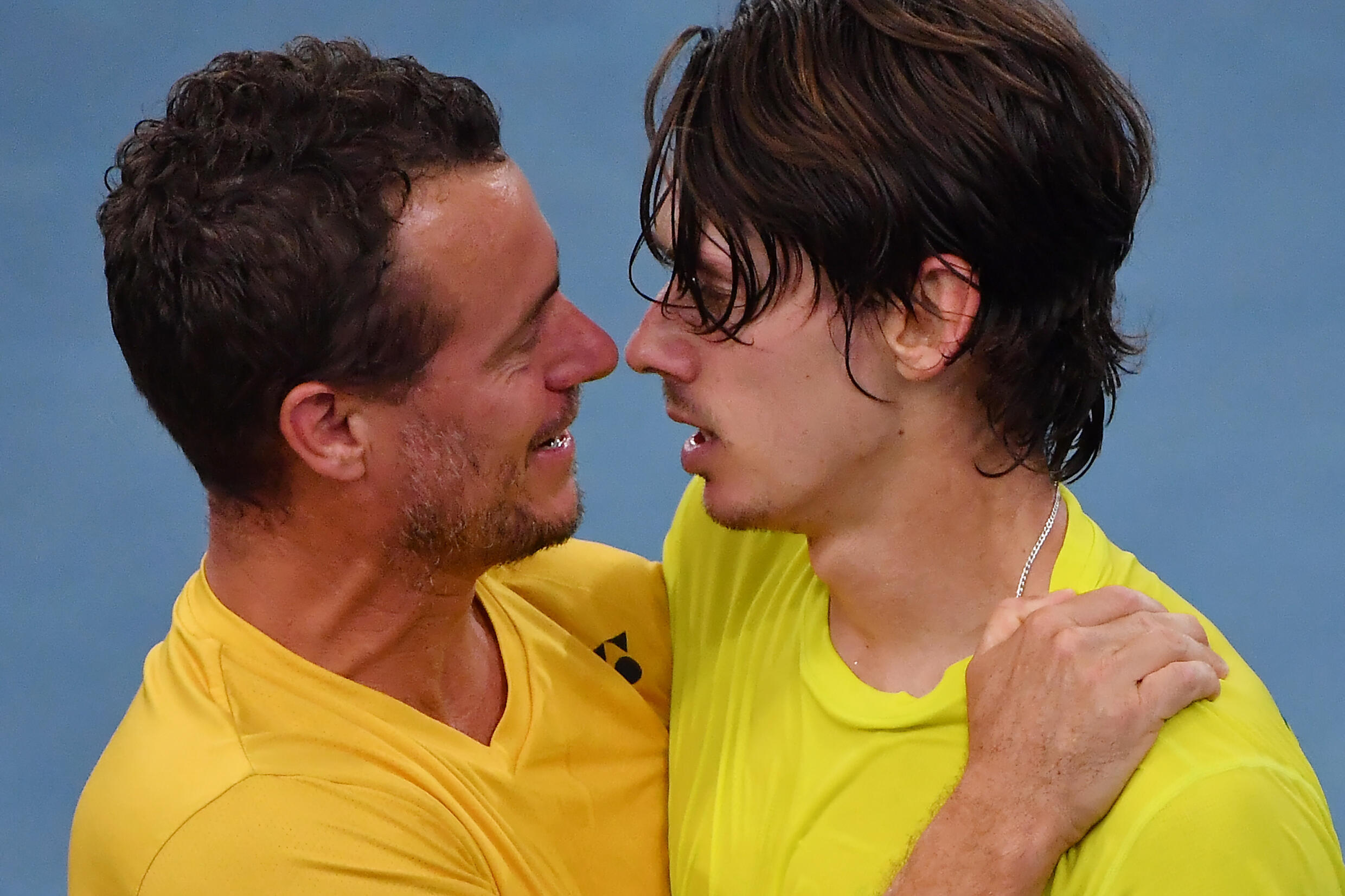 El capitán de Australia, Layton Hewitt, felicita a Alex de Minar