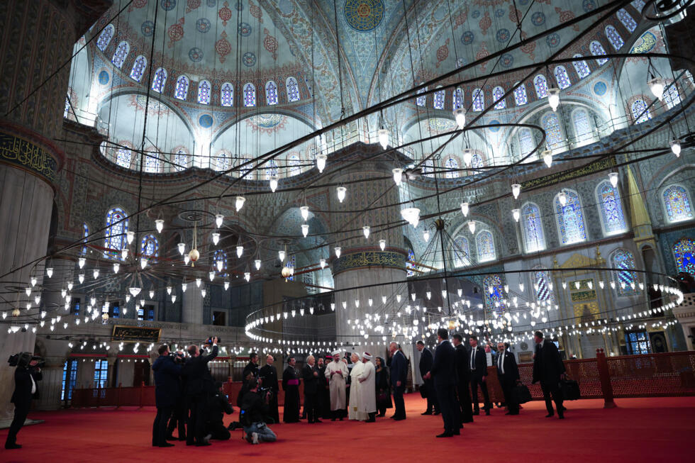 Le pape Léon XIV lors de sa visite de la Mosquée bleue d'Istanbul, en Turquie, le 29 novembre 2025