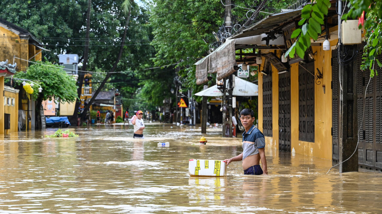 فيضانات فيتنام أدت إلى مصرع 10 أشخاص وغمرت 128 ألف منزل