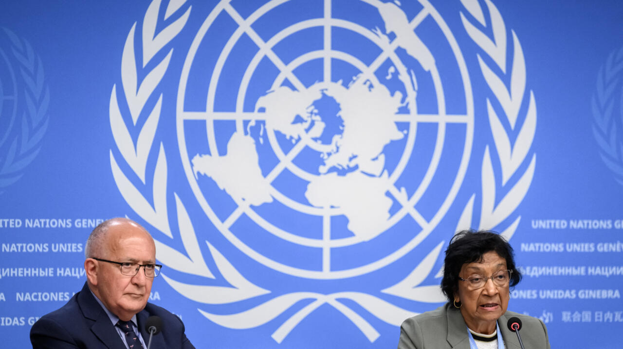 Navi Pillay (à droite), présidente de la Commission des Nations unies chargée d'enquêter sur les violations des droits de l'Homme en Israël et dans les Territoires palestiniens, et Chris Sidoti.