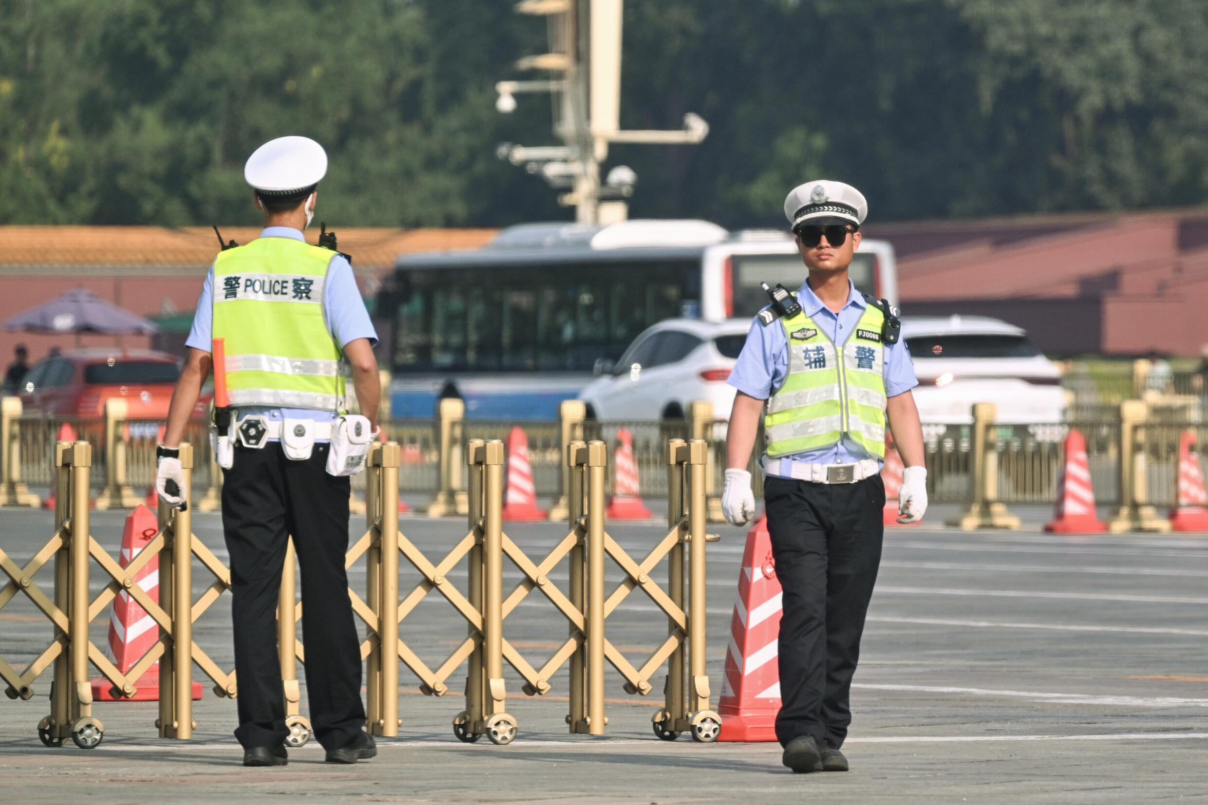 Des agents de police sont positionnés sur la place Tiananmen, le 4 juin 2024 à Pékin.