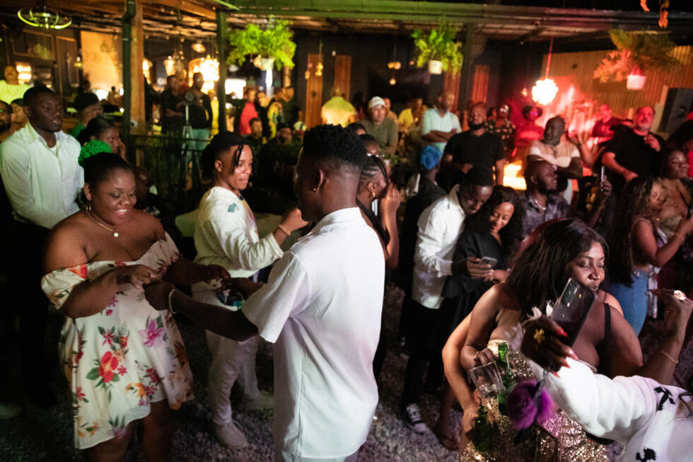 Danse compas organisée dans un hôtel de Port-au-Prince, capitale d'Haïti, le 5 décembre 2025