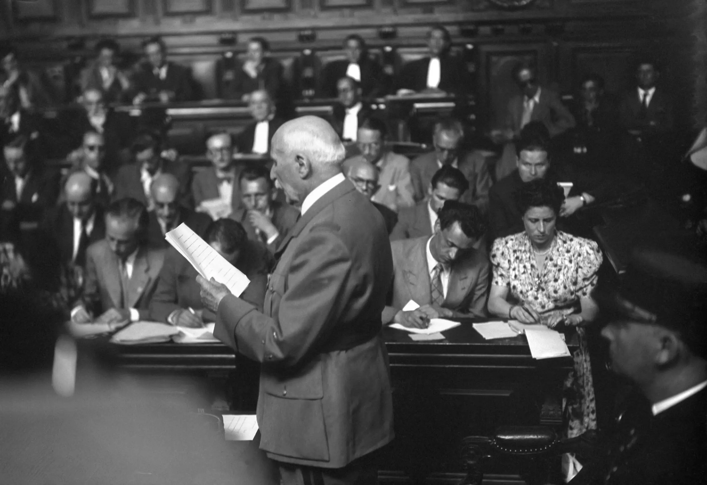 À l'ouverture de son procès, le maréchal nie la légitimité du tribunal et affirme ne devoir répondre qu'à la France.