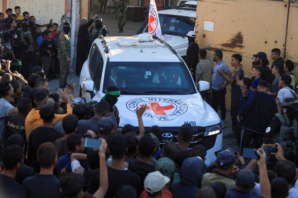 Vehículos de la Cruz Roja transportan rehenes retenidos en Gaza desde el mortal ataque del 7 de octubre de 2023, tras su entrega como parte de un acuerdo de alto el fuego e intercambio de rehenes por prisioneros entre Hamás e Israel, en la ciudad de Gaza el 13 de octubre de 2025.