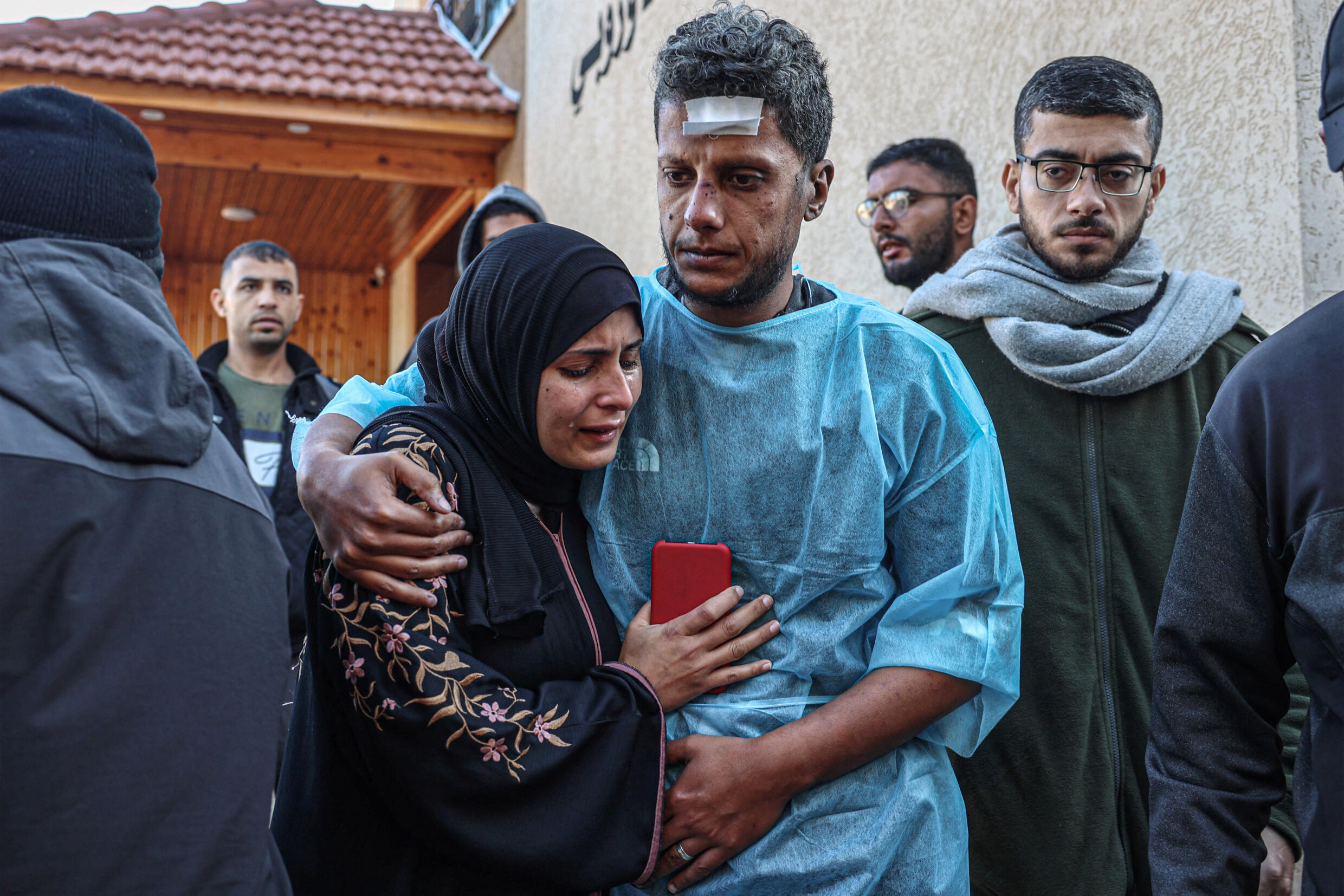 Familiares de palestinos muertos durante los bombardeos israelíes lloran a sus seres queridos en el hospital europeo de Jan Yunis, en el sur de la Franja de Gaza, el 6 de enero de 2024, en medio de los continuos combates entre Israel y el grupo militante palestino Hamás.