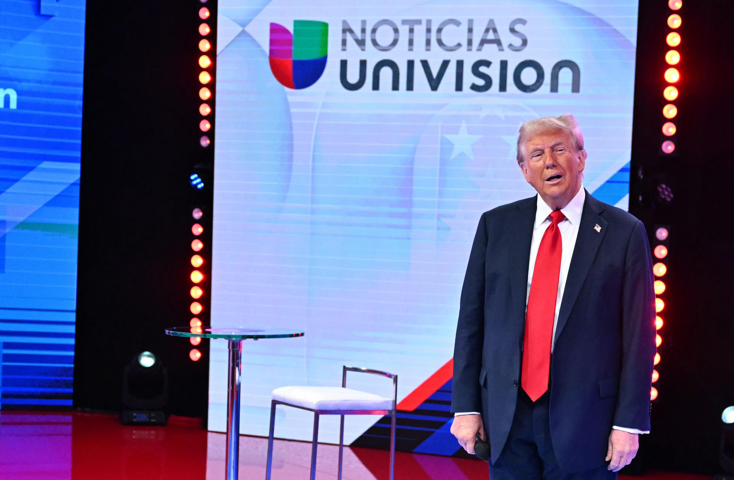 Donald Trump sur le tournage d'une émission de la télévision hispanophone Univision à Miami, en Floride, le 16 octobre 2024