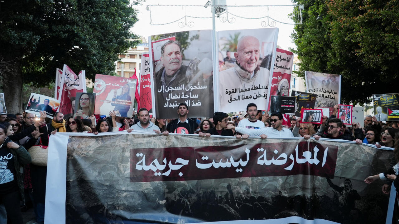 مظاهرة في تونس تحت شعار "المعارضة ليست جريمة" بمشاركة جمعيات وأحزاب سياسية