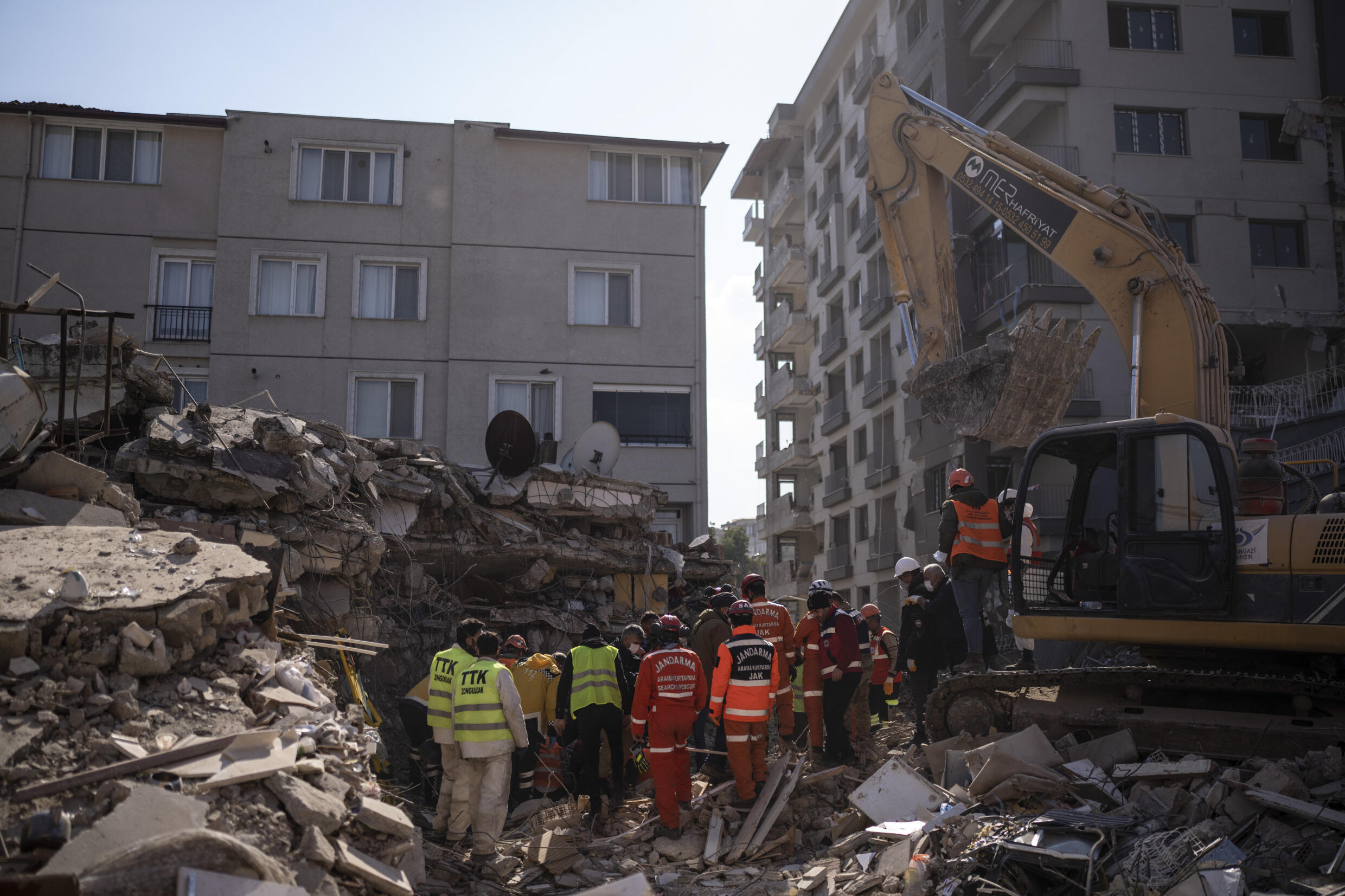 Archivo-Rescatistas sacan a un hombre de entre los escombros de un edificio derrumbado en Antakya, Turquía, el domingo 12 de febrero de 2023.