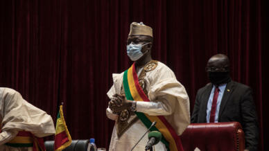 Le président du Conseil national de transition (CNT), Malick Diaw, s'adresse aux membres du conseil lors d'une réunion pour voter sur une charte révisée à Bamako, le 21 février 2022.