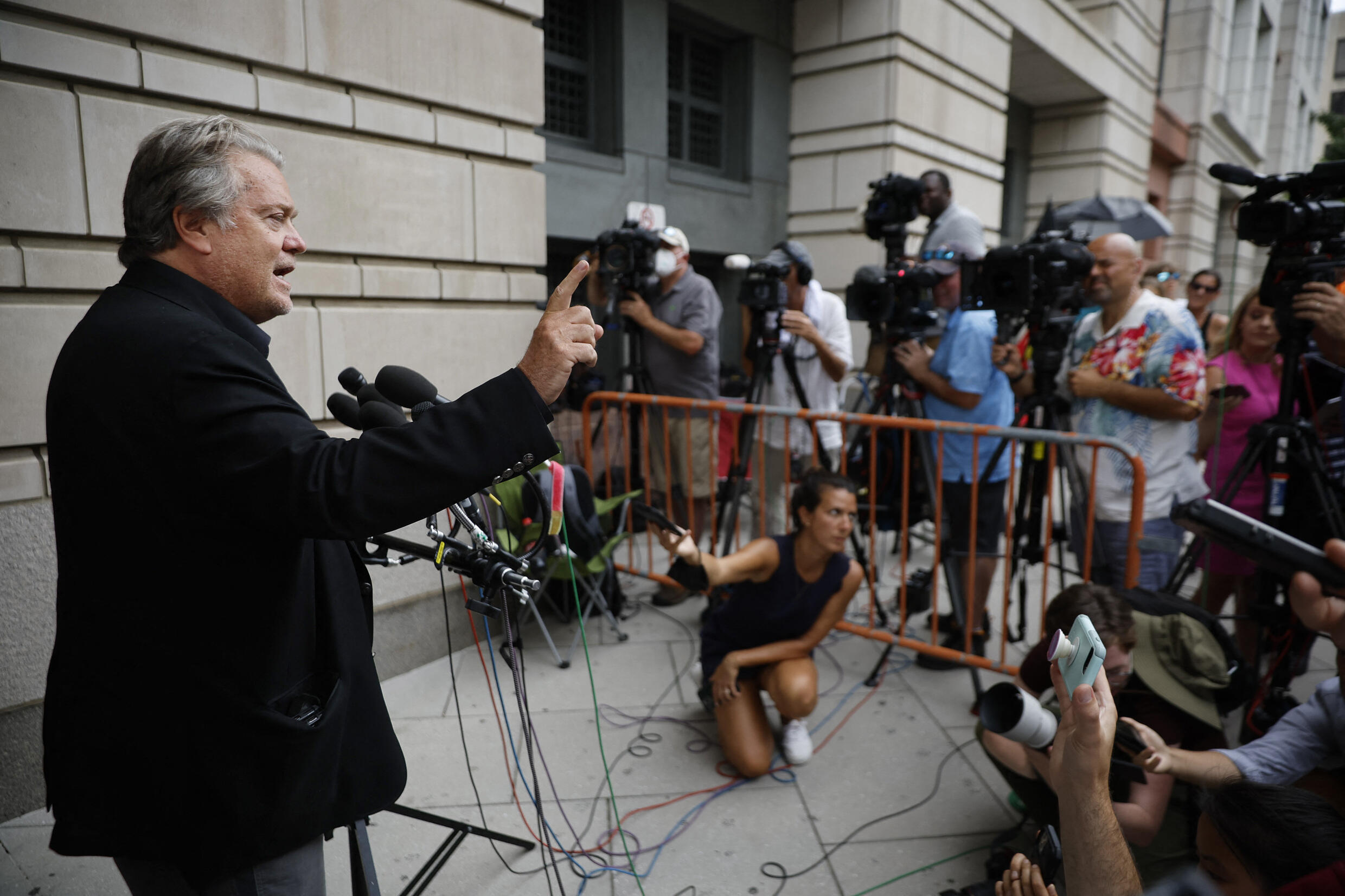 Steve Bannon, habla con los reporteros después de salir de la Corte del Distrito Federal al final del cuarto día de su juicio por desacato al Congreso, el 21 de julio de 2022.
