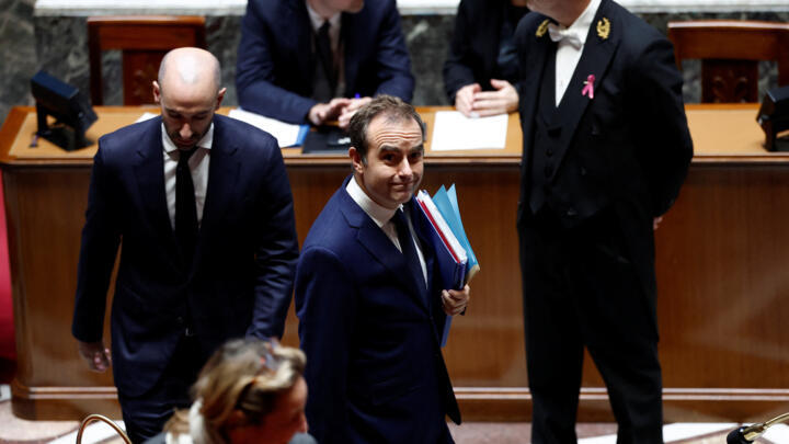 El primer ministro francés, Sébastien Lecornu, llega al hemiciclo para el resultado de la segunda votación sobre una moción de censura contra el gobierno francés presentada por los miembros del parlamento de la Agrupación Nacional (RN), dos días después del discurso de política general del primer ministro francés, durante una sesión pública en la Asamblea Nacional en París, Francia, el 16 de octubre de 2025.